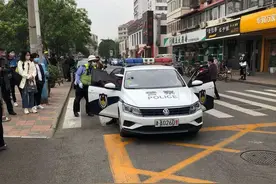 考生走错考场  交警驾车送达图片