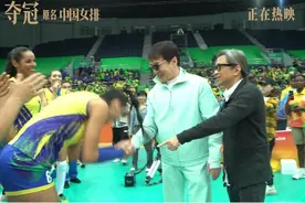 成龙探班《夺冠》片场，外国球员见到他太激动，表情失控都快哭了图片