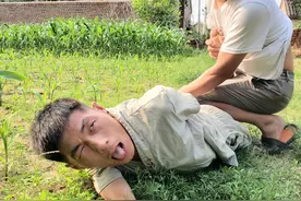 这个老表是真不能玩了图片