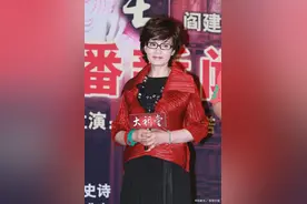 65岁潘虹林青霞老了也优雅，裙装搭丝巾端庄贵气，超适合妈妈们图片