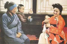 巧姐逃出烟花巷后嫁给了板儿，生子难产，因贾母得以转危为安图片
