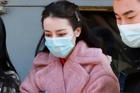 春晚联排：秦海璐拿保温杯，杨幂用口罩宣传电影，倪妮穿斗篷变矮图片