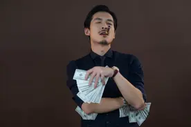 心理学：想看清一个男人的内心，看他的消费习惯就够了图片
