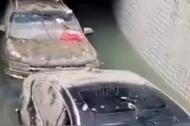 郑州一奔驰车堵住车库出口，导致整个车库的车被淹，事后嚣张至极图片