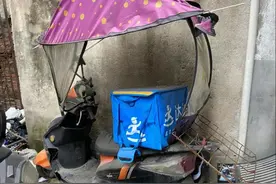 42岁独居外卖员，离世1个月无人问津：成年人的孤独，悲喜自渡图片