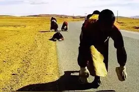 藏族人为什么要磕十万个长头？图片