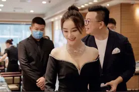 袁姗姗气质太惊艳！一袭黑色露肩镶钻裙出席活动，生图简直像仙女图片