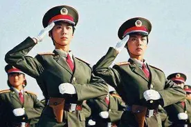 1999年"世纪大阅兵"，女兵方队领队的双胞胎，英姿飒爽图片
