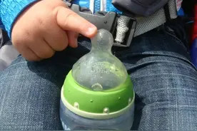 怎么给宝宝喂水？80%的妈妈都做错了！掌握这3点，宝宝更健康图片