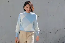 春节穿毛衣别老搭长裤了，学学她们配条中裤+长靴，时髦又高级图片
