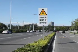 这个路口辅路车辆禁止掉头 途经驾驶人须注意图片