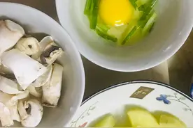 自制美味蘑菇土豆鸡蛋汤图片