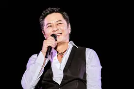 王杰时隔半年现身报平安，被称为“一代歌王”的他，现状令人心酸图片