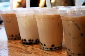 杭州小伙喝奶茶喝出塑料片!怒告上法庭！图片