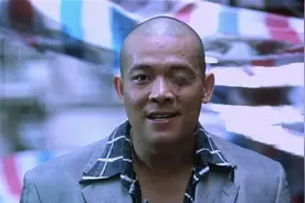 在电影中是刘德华的“死对头”，生活中他却是华仔的歌迷图片