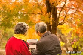 50岁后丧偶，该不该重新再找老伴？两个过来人道出真相，很现实图片