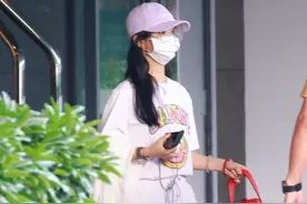 赵丽颖戴棒球帽和口罩低调出行，穿白印花T恤搭配白短裤休闲随性图片