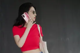 今年流行上短下长，三木一改帽子和裙子，也秀起了小蛮腰图片