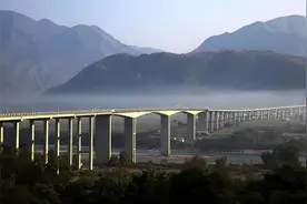 我国最特殊的一座桥：武警24小时把守，不许人们停车拍照图片