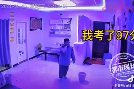 “妈妈，我考了97分！”男孩对着摄像头报喜，感动万千网友图片