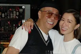 佘诗曼为男闺蜜KTV庆生，穿初恋裤抢麦似爱豆，欧阳震华发福严重图片