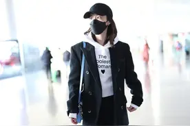 李沁的私服时尚品位真高，一身经典的黑白配色穿搭，简单又时髦图片