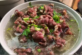广东最贵路边摊80一碗，7点就卖光，制作过程简单，烫几下就出锅图片