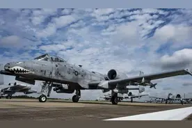 美国A-10“疣猪”攻击机，被打爆还能飞，专家：俄制装甲部队噩梦图片