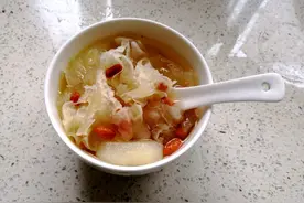 银耳雪梨羹，滋阴补肺图片