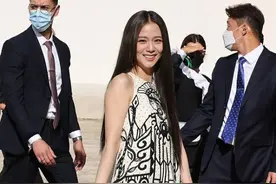 金智秀亮相时装周，身穿印花短裙优雅大气，裙子长度控制得真完美图片