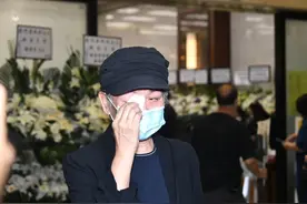 港剧花旦梁淑庄病逝，鲍起静丧礼上悲伤痛哭，汪明荃胡枫憔悴送别图片