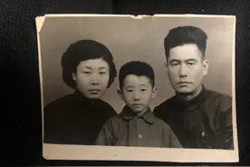 没照相机不会使电脑，用手机翻拍老照片修图，简单粗暴还真香图片