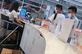 刚刚！留在东莞的吴桂春在图书馆重新办了借书证图片
