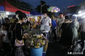 花店小伙夜市摆摊卖花4小时，敢于应付顾客，称脸皮薄了挣不到钱图片
