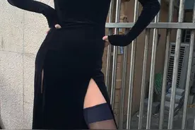 黑色酷女孩的小黑裙图片
