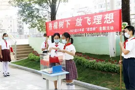 香樟树下放飞理想图片