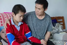 单亲少年用满墙奖状回报打工的父亲，未料一场大病将希望击得粉碎图片