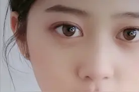 真实改编：她是最穷女大学生，穿着土气，但是努力的样子很美图片
