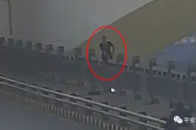 惊险！泸州男子险坐沱一桥栏杆上，究竟意欲何为？图片