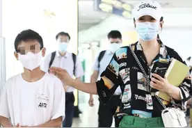 杨童舒罕见带儿子走机场，11岁儿子穿国货模样帅气，身高直追妈妈图片