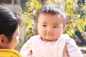 宝宝几个月能听懂大人说话？这个月份后，爸妈在娃面前别争吵图片