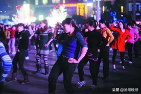 夜间敲锣打鼓 居民不堪其扰 城管部门：已到现场查看并对相关市民进行劝说图片