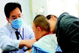 3岁孩子面部水肿，昏迷不醒，查出原因，妈妈说奶奶是害人精图片