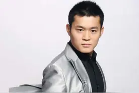 王金龙年幼被赵本山看中，家庭贫困，离婚后前妻嫁给同事图片