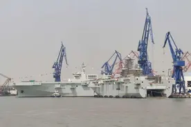 075三号舰安装舰岛，不久将下水！我国两栖攻击舰为何造这么快？图片