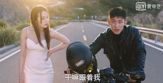 迪丽热巴“不顾形象”，在公路上为黄景瑜推车？网友：人美心善图片