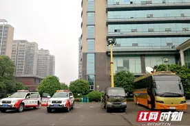 湘潭150余台防空警报鸣响 深切悼念抗疫烈士和逝世同胞图片