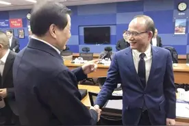 复旦老师下海创业，用4万本金逆袭成上海首富，娶著名女主持为妻图片