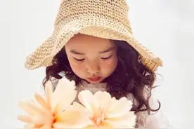 董璇女儿太让人稀罕了，一袭白色纱裙配草编帽，俏皮可爱似小公主图片