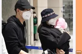 高圆圆与赵又廷现身机场，怀里抱着女儿，全程护送图片